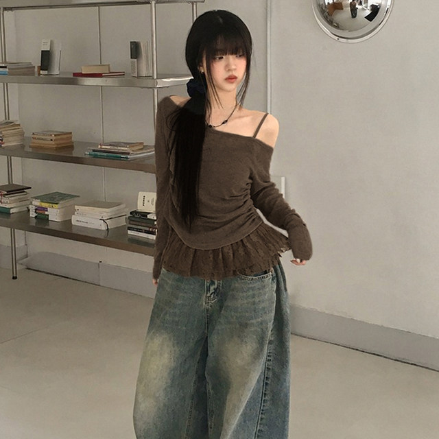 ROCKMORE ສາວເກົາຫຼີຮ້ອນຫວານ lace stitching pleated slim top off-shoulder sexy ເສື້ອຍືດແຂນຍາວ