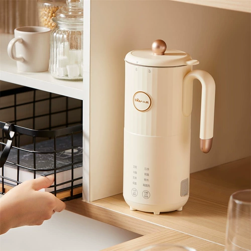 Маленькая машина для молока маленького медведя