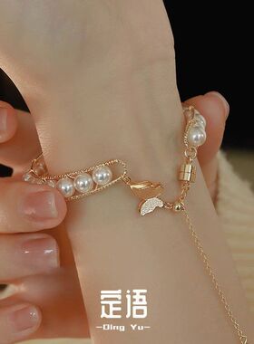 花间蝶强光施傢正圆蝴蝶珍珠手镯ins小众设计磁扣轻奢高级感设计