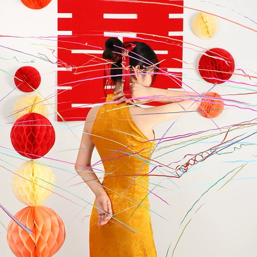 Рука бросает ленту, бросает цветные полоса