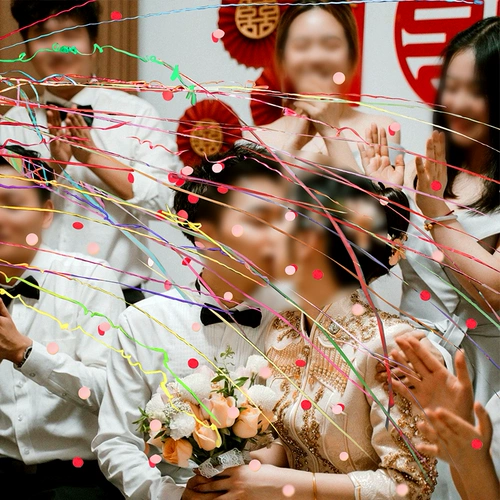 Рука бросает ленту, бросает цветные полоса