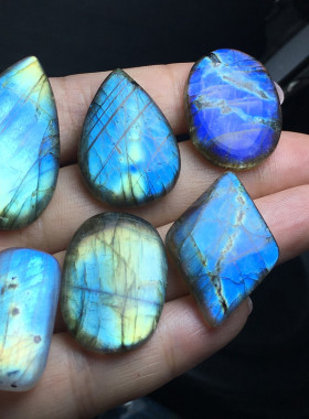 1月22拉长石蓝光水滴打孔吊坠