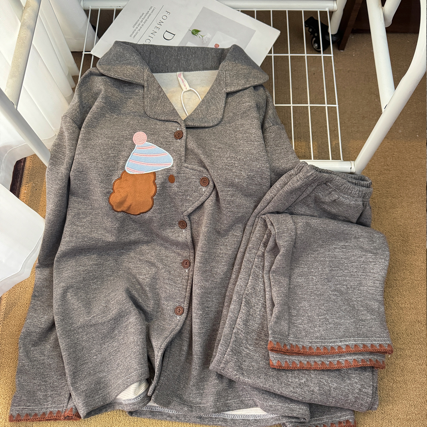 灰色可爱帽子小狗睡衣女秋冬季德绒ins风新款开衫休闲家居服套装 - 图1