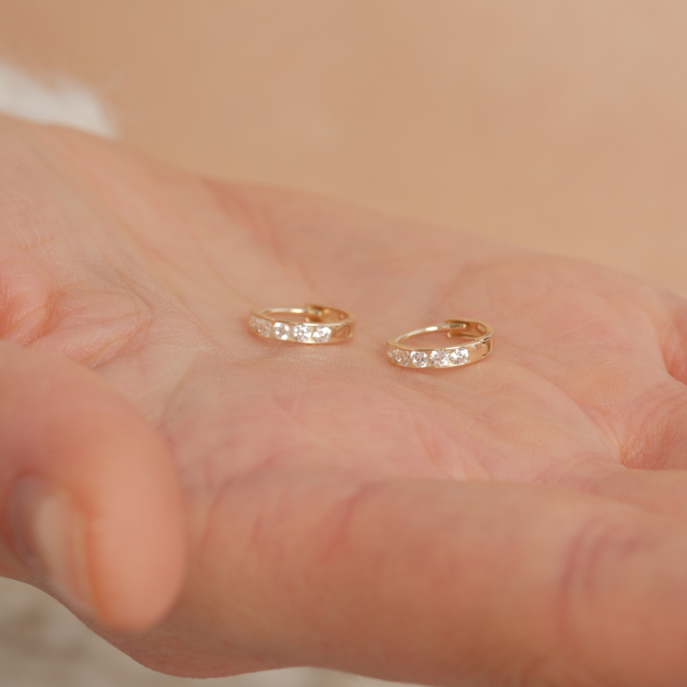 【CnHnOn脂肪商店】9k金裸钻透感锆石镶钻k金迷你小耳圈质感耳钉 - 图2