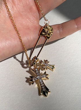 【CnHnOn脂肪商店】高保色时髦十字花镶钻别针双吊坠项链