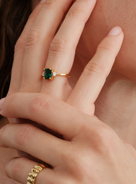 【CnHnOn脂肪商店】法式复古氛围感祖母绿方形切割白钻点缀戒指