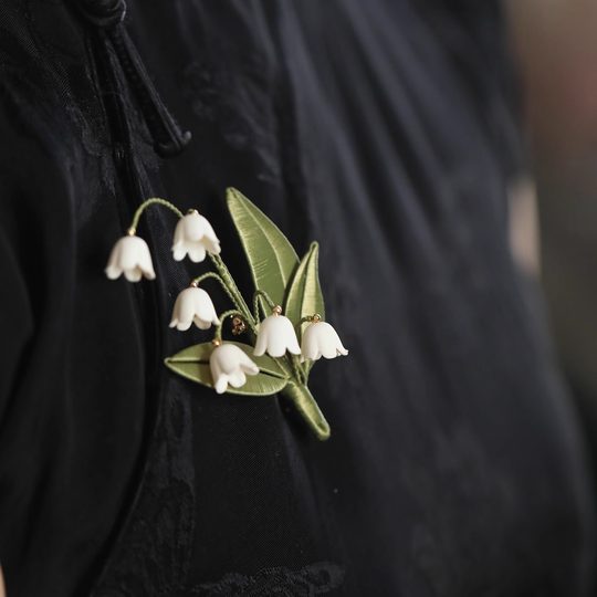 胸针高档女2022年新款手工铃兰花缠花别针配饰 复古胸花大衣配饰