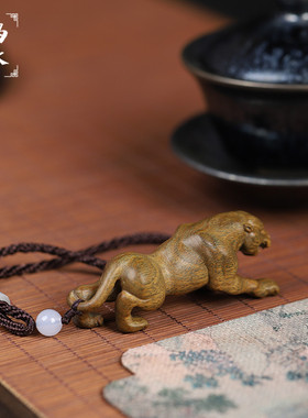 天然绿檀木雕刻金钱豹子手把件