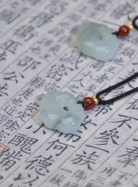 白色如意锁吊坠如意锁造型圆润饱满锁面雕刻吉祥纹样白色哑光