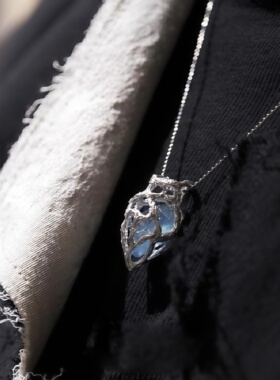 心脏蓝色吊坠碎石项链女款百搭配小众气质蓝色镂空创意吊坠锁骨链