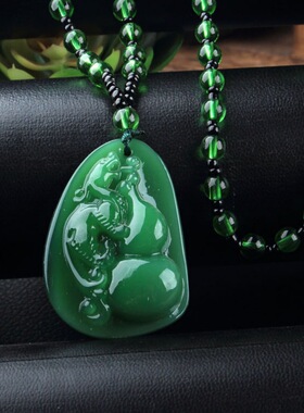 碧绿葫芦吊坠项链色泽饱满葫芦形态玲珑雕刻图案生动带着清新