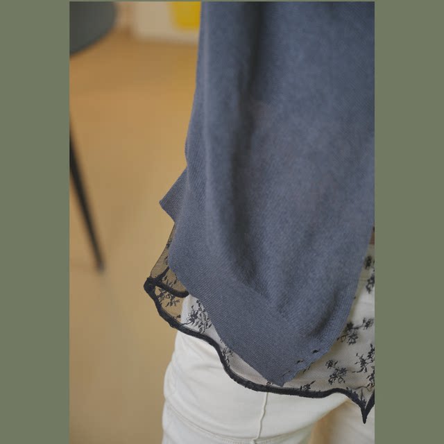 ເສື້ອ lace ສີດໍາທີ່ບໍລິສຸດແລະເຢັນ