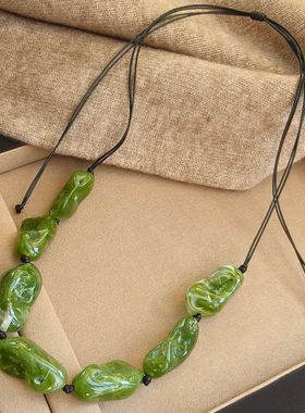 绿色长款皮绳毛衣链高级感