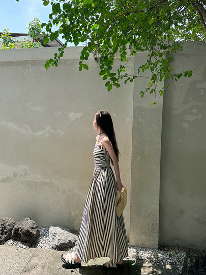 浅布调法式高个子黑白竖条纹抹胸露肩吊带裙度假风a字连衣裙长裙