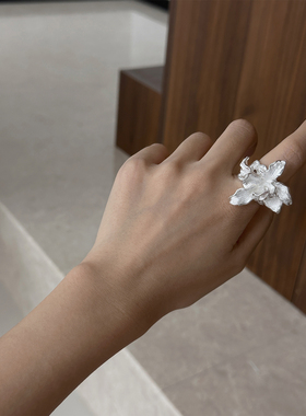 徐琳mini生活馆 小众设计款浪漫白色鸢尾花清冷感开口戒指