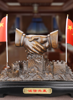 合作共赢握手摆件诚信办公室摆件