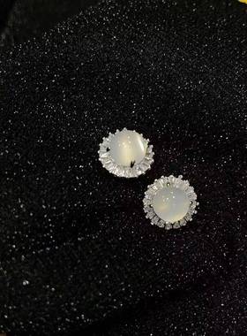 本命年925银针镶嵌冰种荧光白玉髓梯形钻耳钉玛瑙女款玉石耳环耳