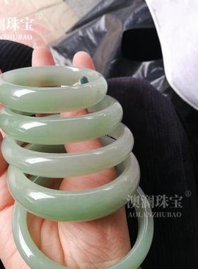 本命年内蒙古佘太翠玉石东陵玉豆绿色时尚款女士玉手镯精致优雅礼