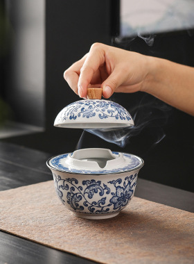 青花瓷烟灰缸带盖防飞灰高级感家用客厅复古烟缸陶瓷办公室摆件