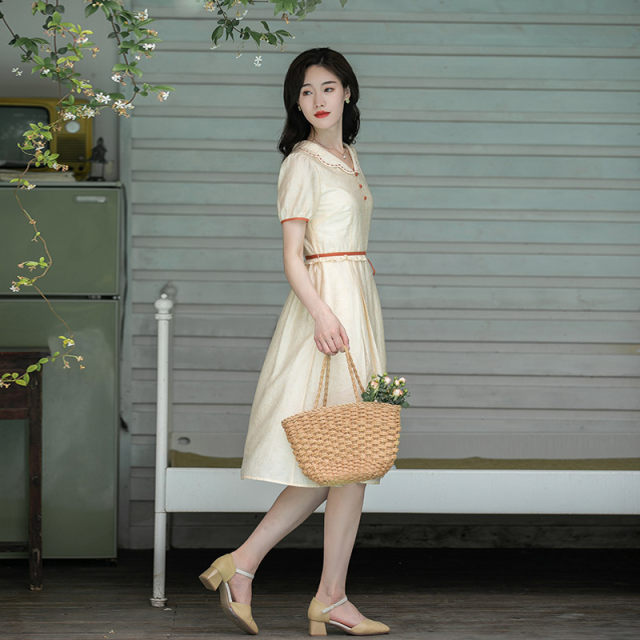 Gentle style embroidered short-sleeved dress