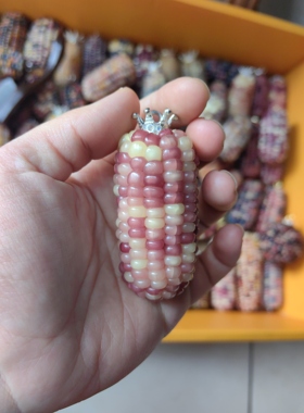 天然彩色宝石血丝玉米手把件文玩玉米摆件小挂饰盘珠包浆玉化礼物