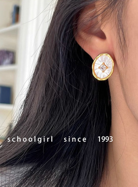 2025年新款爆款白色贝母法式高级感椭圆钱币吊坠项链轻奢毛衣链女