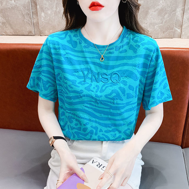ເສື້ອທີເຊີດແຂນສັ້ນຂອງແມ່ຍິງຄົນອັບເດດ: leopard ພິມຂວາ shoulder ເທິງຝ້າຍ