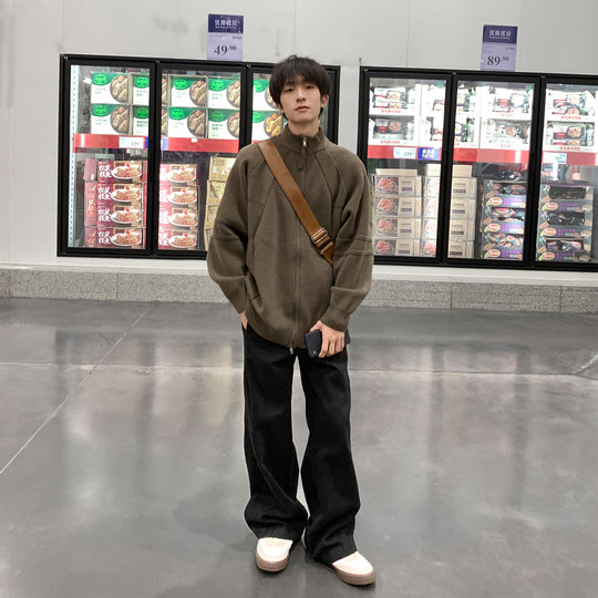 Strickjacke mit halbem Rollkragen und doppeltem Reißverschluss