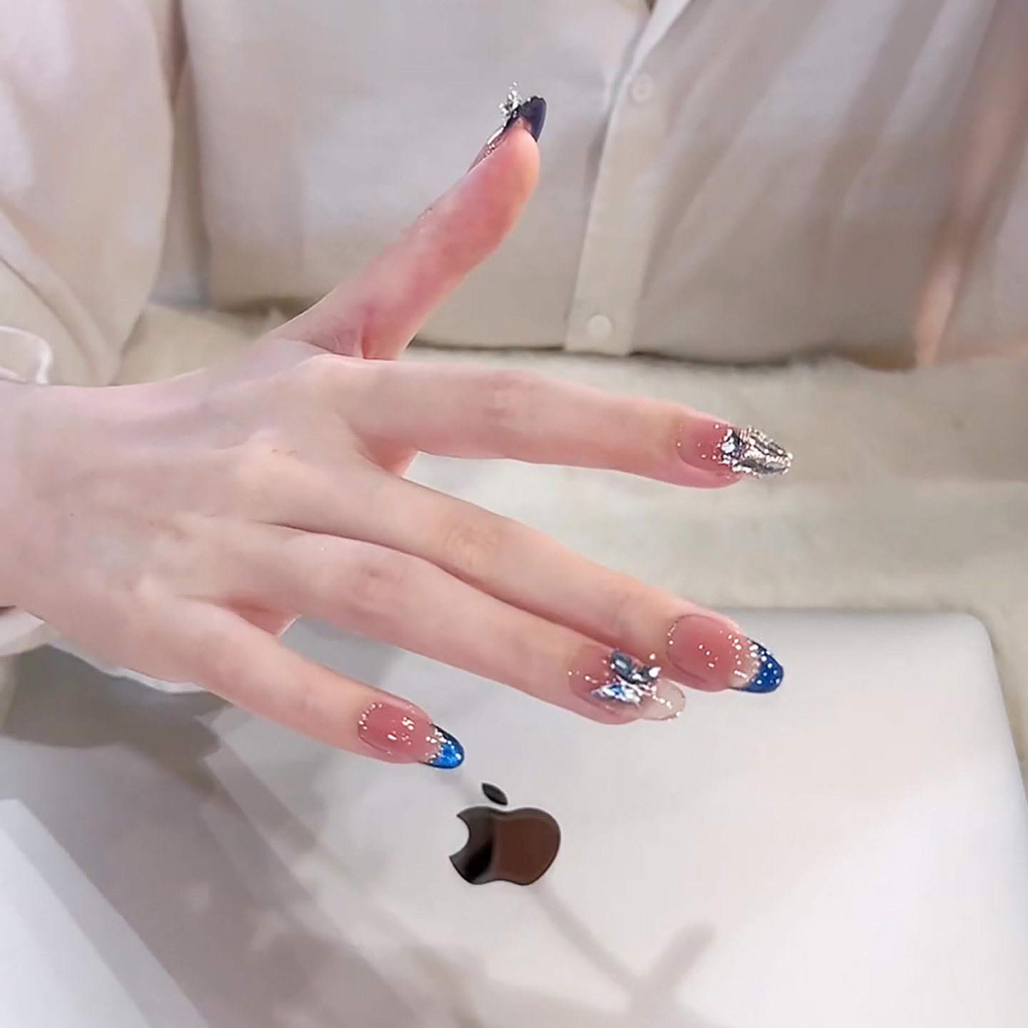 2025年新款秋季克莱因蓝法式蝴蝶美甲显白穿戴甲纯手工高级感短款,淘宝优惠券,粉丝福利购,淘宝优惠卷