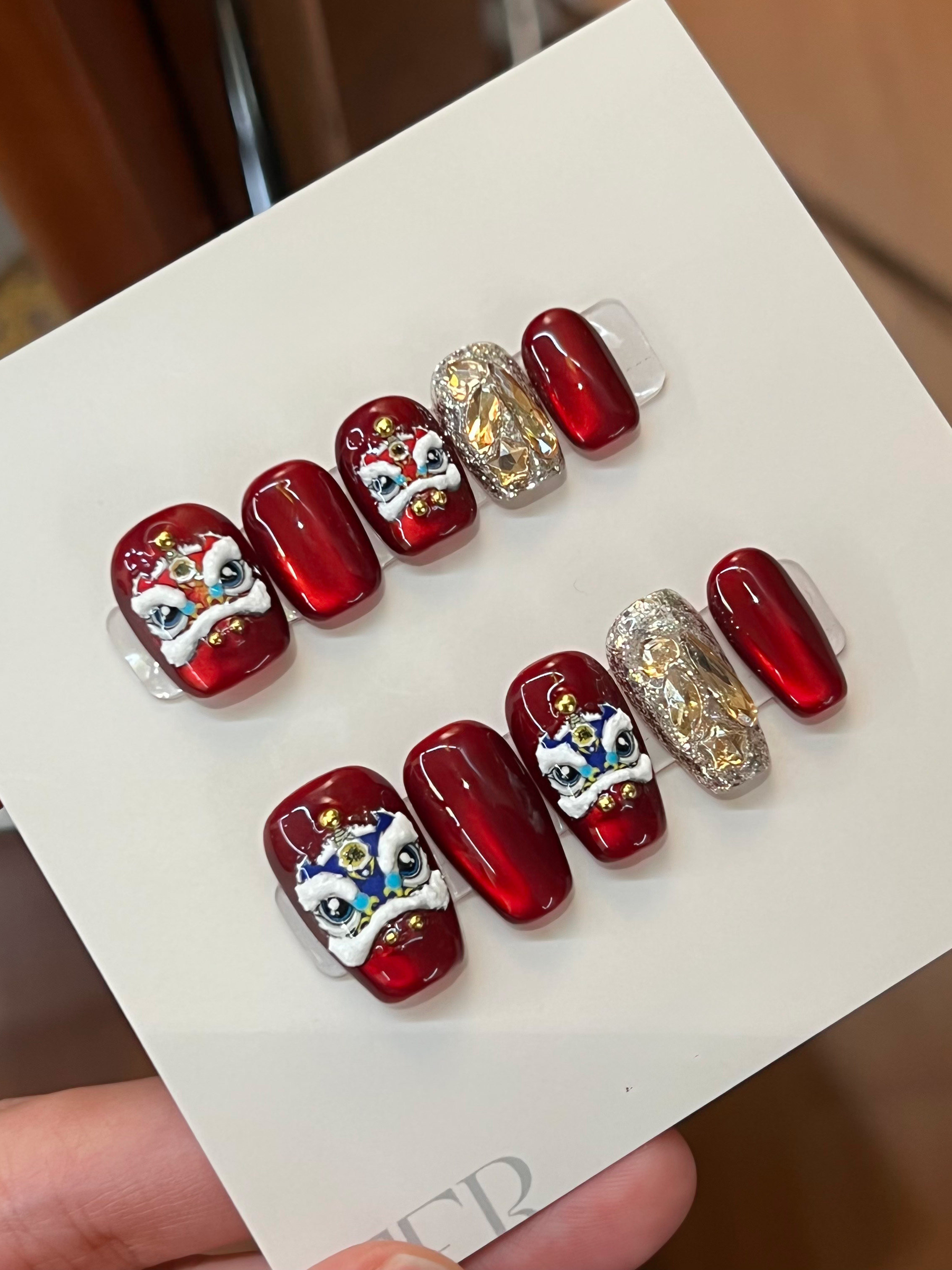 网红新年美甲东方醒狮手作纯手工穿戴甲2025年新款高级感短款显白,淘宝优惠券,粉丝福利购,淘宝优惠卷