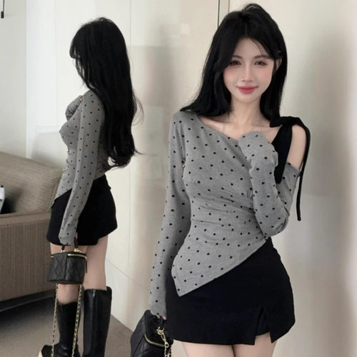 纯欲辣妹设计感灰色波点露肩T恤女秋不规则打底别致斜肩长袖上衣 - 图0