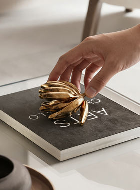 高级感金属香蕉模型压书签桌面摆件样板房售楼处书柜高档软装饰品