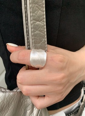 重工拉丝感宽面褶皱戒指女时尚个性百搭叠戴气质弹力指环食指戒潮