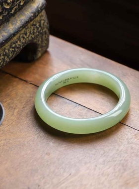 玉器工艺品天然新疆和田玉青海料老料浅湖水绿素面镯女款手镯送证