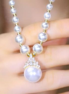 年轻人珍珠项链气质渐变