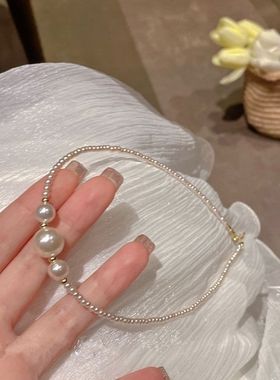 年轻人珍珠项链高亮人鱼