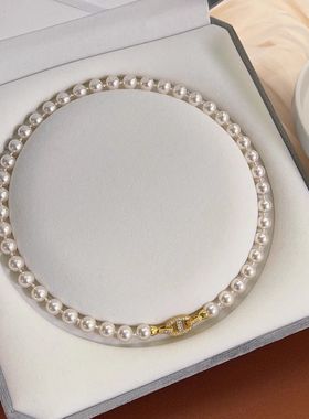 年轻人珍珠项链镶钻猪鼻