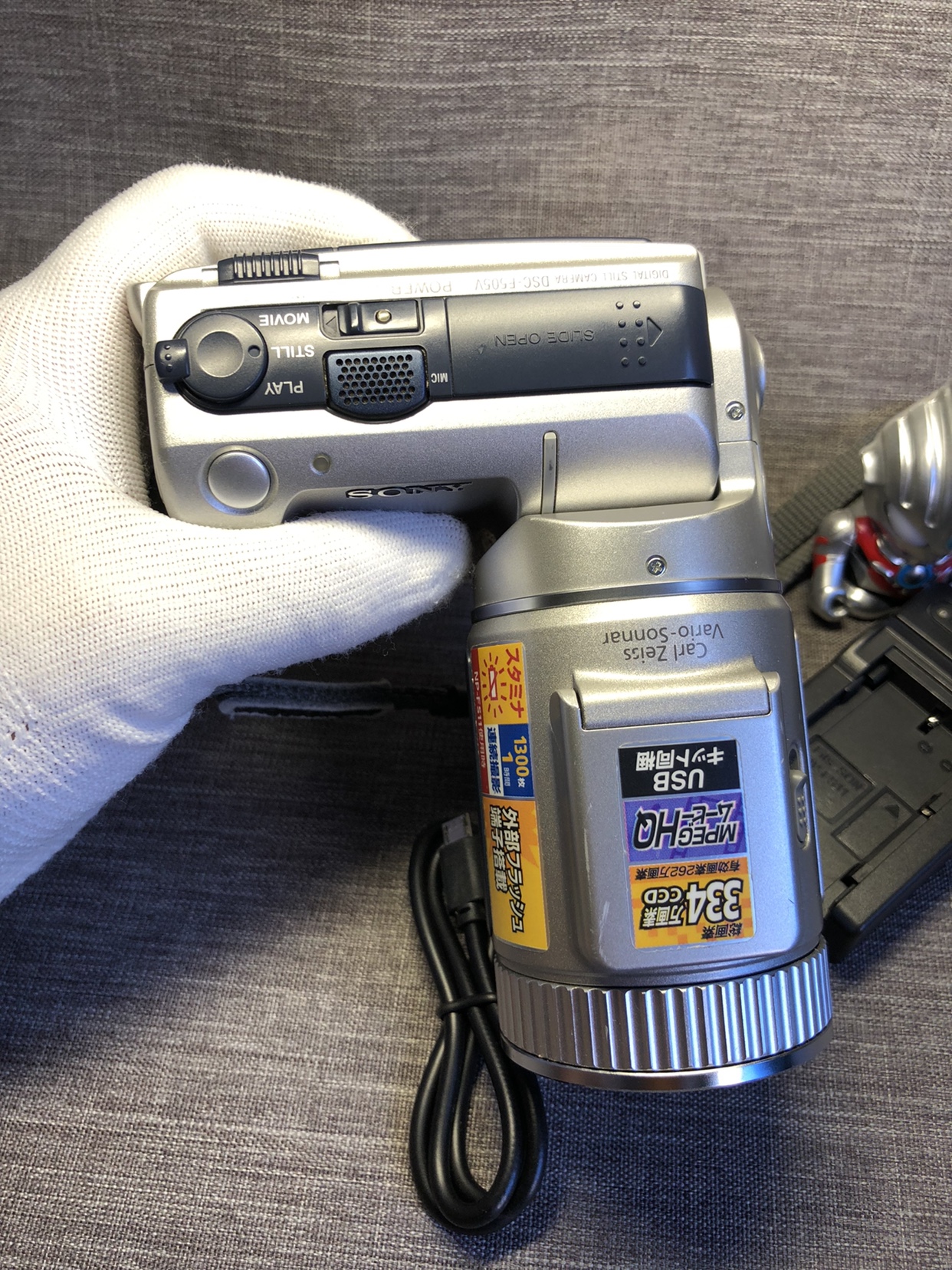 骚你sonycyber dsc-f505v CCD胶片感复古怀旧镜头可旋转334w数码 - 图2