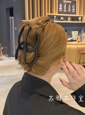 法式高级感后脑勺盘发鲨鱼夹子