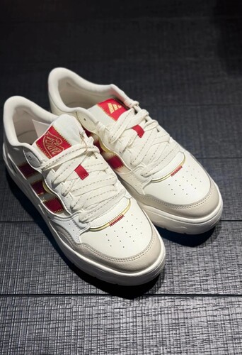 adidas板鞋 运动增高防滑 马年限定/汉玉白/能量红/亮白色 KH9021 - 图3