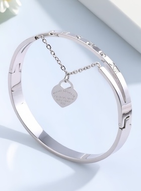 罗马数字镶钻链条吊桃心钛钢手镯