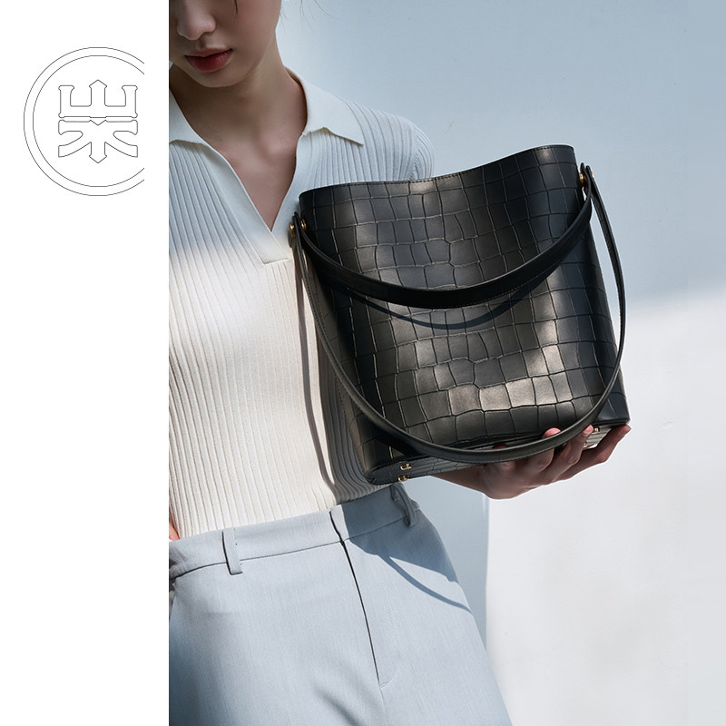 山水集石纹2022新款春季高级水桶包 山水集水桶包