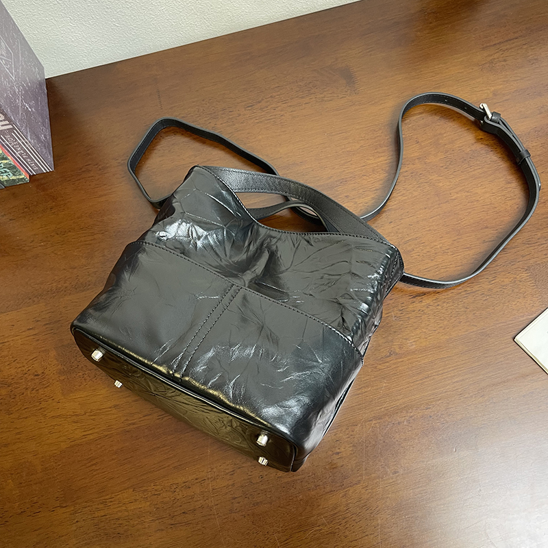 MrFu头层牛皮水桶包女2025新款真皮手提包大容量单肩斜挎包通勤包 - 图2