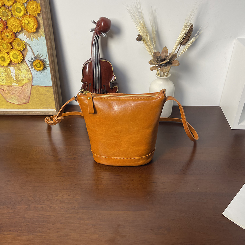 MrFu植鞣牛皮水桶包女2025新款真皮休闲女包通勤百搭单肩斜挎包包 - 图1