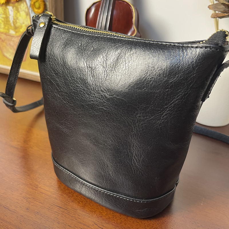 MrFu植鞣牛皮水桶包女2025新款真皮休闲女包通勤百搭单肩斜挎包包 - 图2