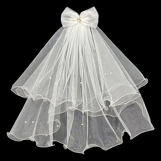 Liebesschleierbraut, die unter dem Mond heiratet