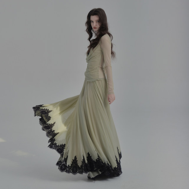 ລຸງ Peter Pan < Holy Ghost Paper Appointment> pleated lace appliqué decorated top with large skirt and elegant skirt