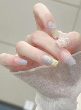 奶蓝渐变小花穿戴甲2024秋冬