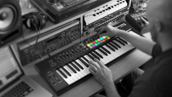 【野雅绫】Novation Launchkey mini MKlll MIDI键盘控制器三代 - 图1