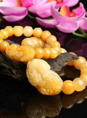 2022年天然老黄玉雕刻背着古钱神